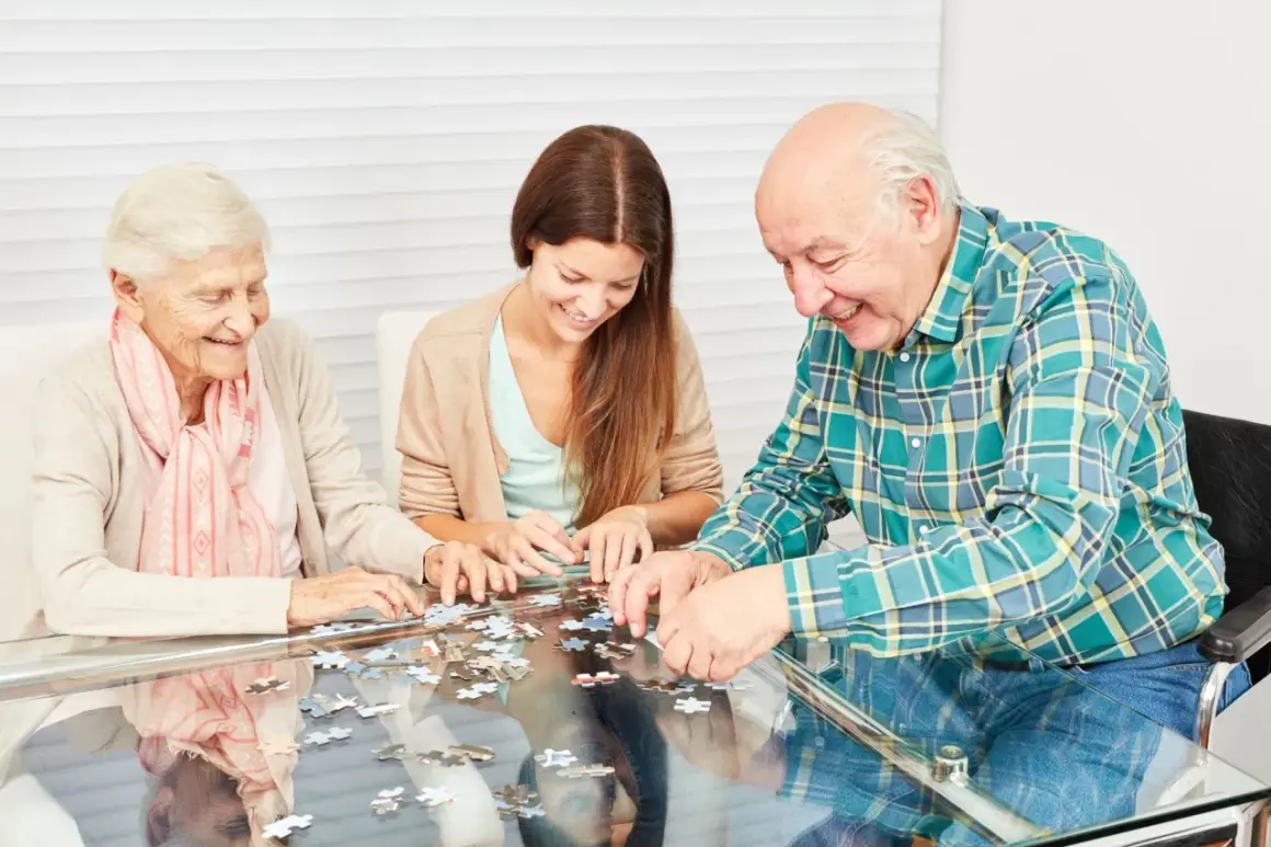 Trois personnes assemblent un puzzle, une activité ludique et stimulante, parfaite pour des jeux de mémoire pour seniors gratuit.