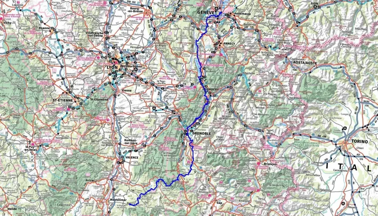 Carte routi&egrave;re de la France et de l'Italie, montrant la route bleue du GR 965 traversant Lyon, Grenoble et Turin.