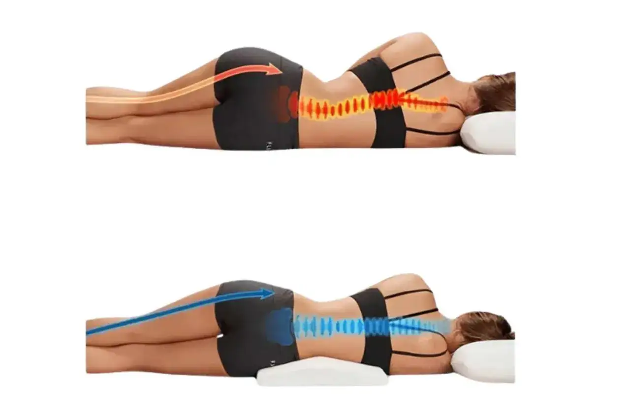 Positionnement du dos pour soulager une sciatique en 60 secondes. Le coussin lombaire aligne la colonne vertébrale, réduisant la pression.