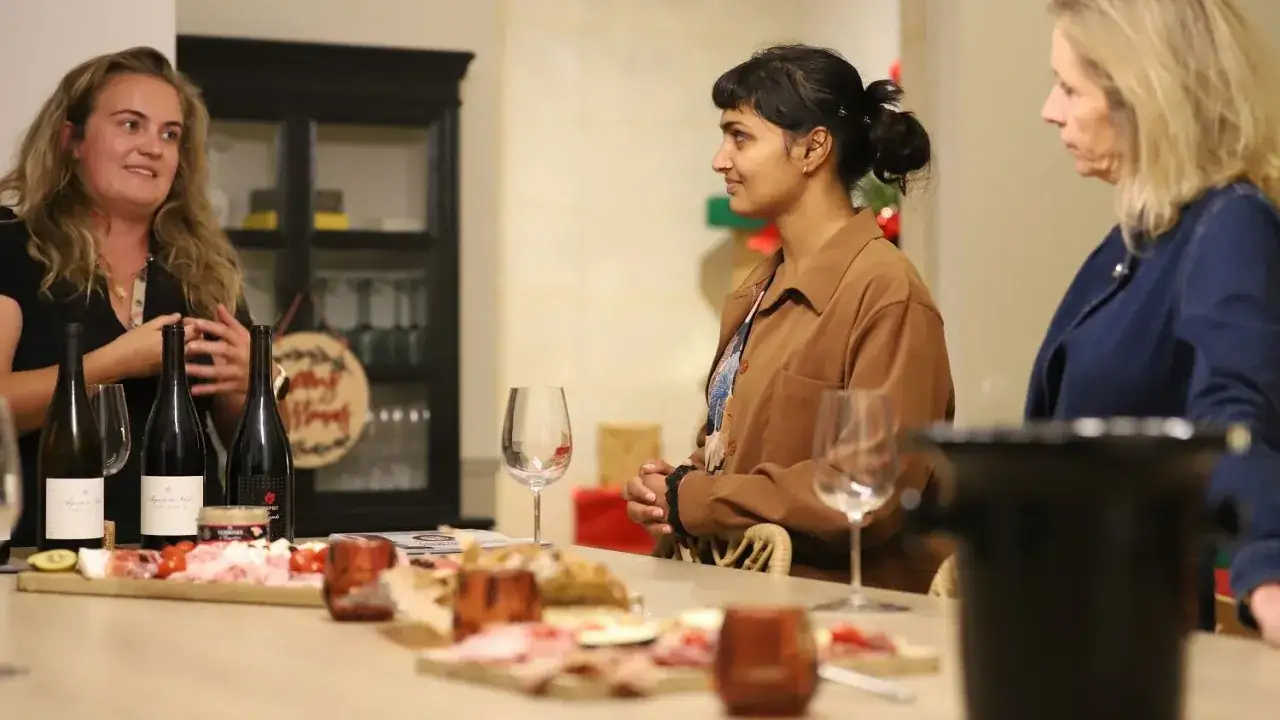 Trois femmes d&eacute;gustent du vin et des amuse-bouches. Une excellente id&eacute;e jeu du go&ucirc;t adulte pour une soir&eacute;e conviviale.