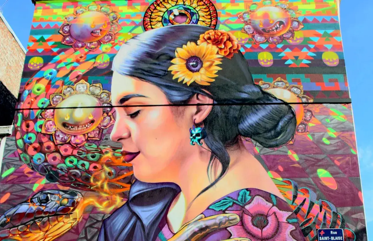 Street art à Lille : portrait coloré d'une femme aux fleurs, un serpent et des soleils aux visages étranges.