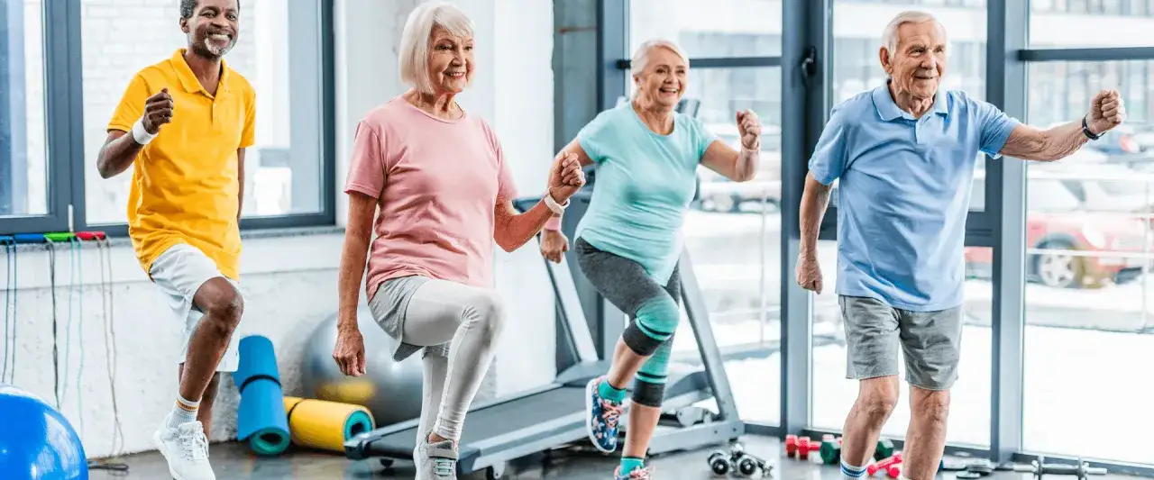 Quatre seniors souriants font de l'exercice ensemble. Voici 5 arguments pour le sport : vitalit&eacute;, joie, sant&eacute;, long&eacute;vit&eacute; et bien-&ecirc;tre.