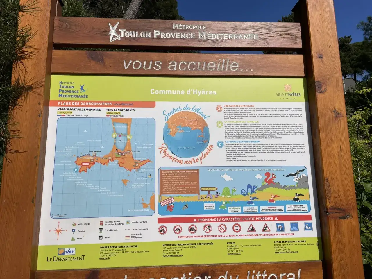Panneau d'information sur le sentier du littoral à Hyères, idéal pour une randonnée débutant. Il présente la carte des environs et des conseils.