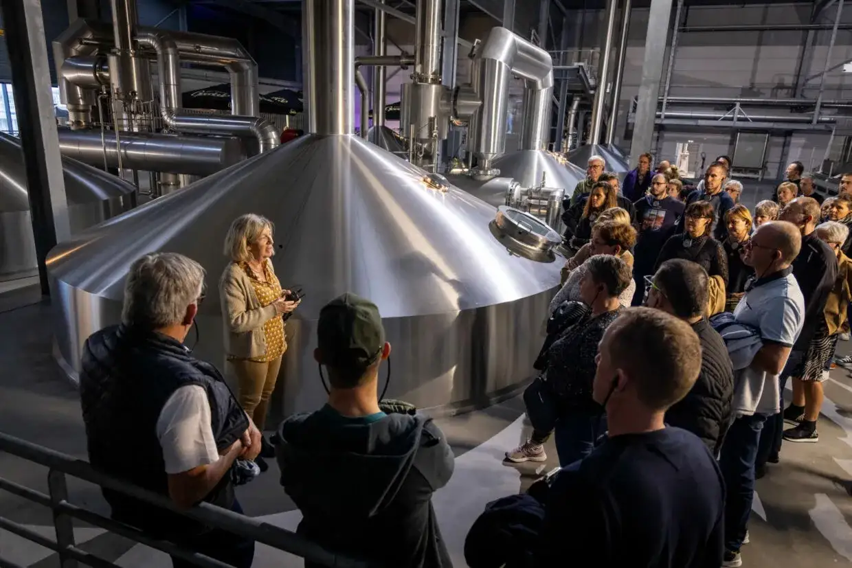 Visite Goudale : un groupe d&eacute;couvre les cuves de brassage. Une guide explique le processus de fabrication de la bi&egrave;re.